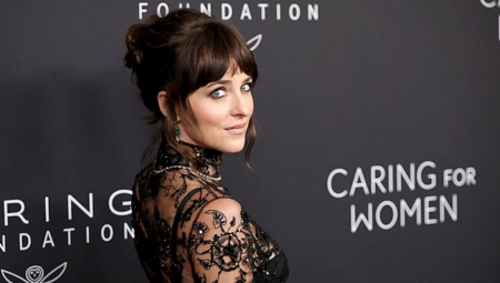 Dakota Johnson Transparan Gucci Elbisesiyle Tezli Bir Görünüm Yarattı