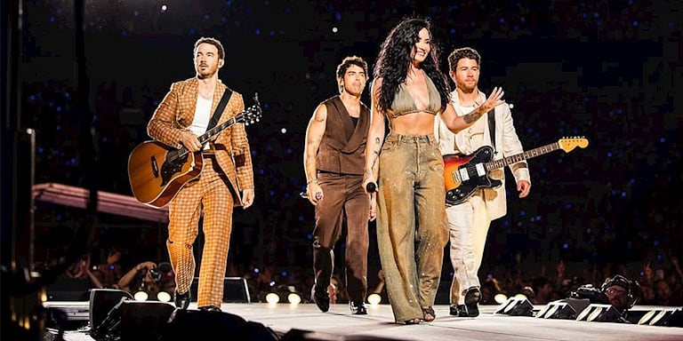 Demi Lovato ve Jonas Kardeşlerden “Camp Rock” Sürprizi: 10 Yıl Sonra Birebir Sahnede!