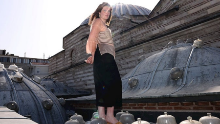 Juliette Minchin’in Türkiye’deki Birinci Standı: “Where the River Burns” Zeyrek Çinili Hamam’da
