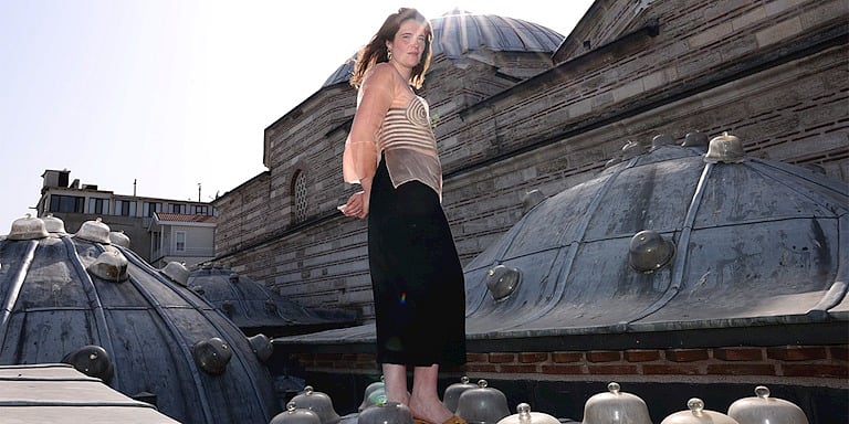 Juliette Minchin’in Türkiye’deki Birinci Standı: “Where the River Burns” Zeyrek Çinili Hamam’da