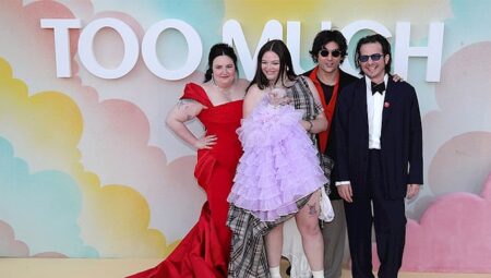 Lena Dunham’dan Yeni Netflix Dizisi: “Too Much”
