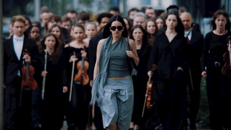 Rosalía “Berghain” Görüntüsünde 2000’lerin Moda Arşivlerini Tekrar Yorumluyor