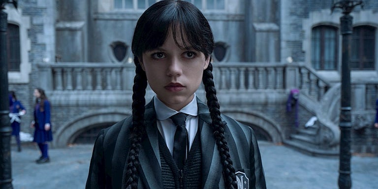 “Wednesday” Tesiri: Gotik Glam Makyajı Yaz Aylarına Uyarlamak
