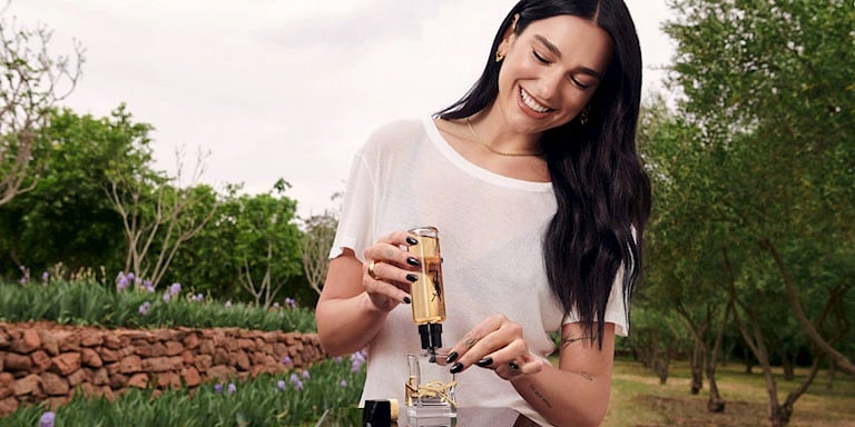 Yeniden ve Yine: Dua Lipa, YSL’nin Libre’siyle Buluştu!