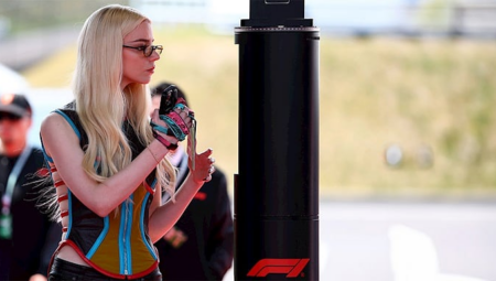 Anya Taylor-Joy, F1 Pistinde Vintage Tarzıyla Öne Çıktı